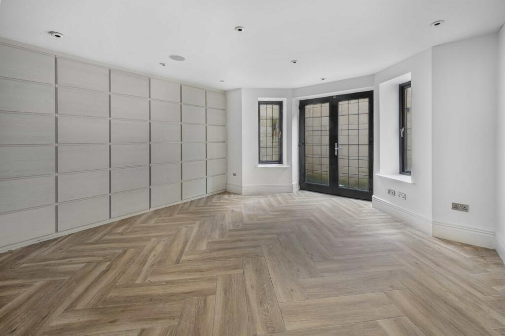 6 bedroom detached house for sale in Springwood, Chapel Lane, Hale Barns, WA15